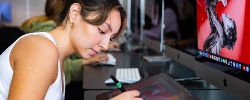 What does a graphic designer do? role in visual communication